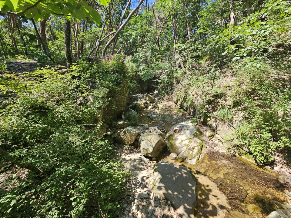 다음주 수도권(서울·인천·경기)은 폭염과 열대야가 이어지는 가운데 16일 수요일과 17일 목요일 사이에는 곳에 따라 비가 내릴 전망이다. 사진은 전날 오후 물이 사라진 여주시 강천면 걸은리 계곡 모습. (사진=김광섭 기자)