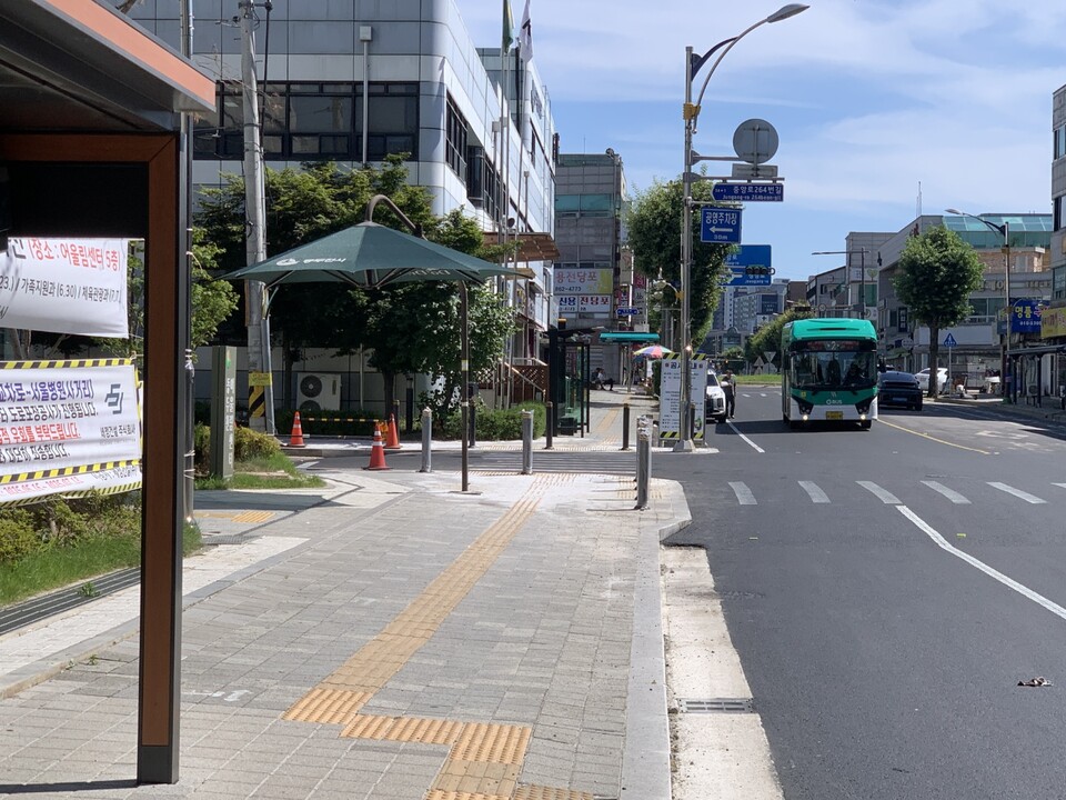 폭염경보가 발효된 12일 오후 3시15분께 동두천시 중앙동 어울림센터 인근 버스정류소 앞이 텅 비어 있다. (사진=오기춘 기자)