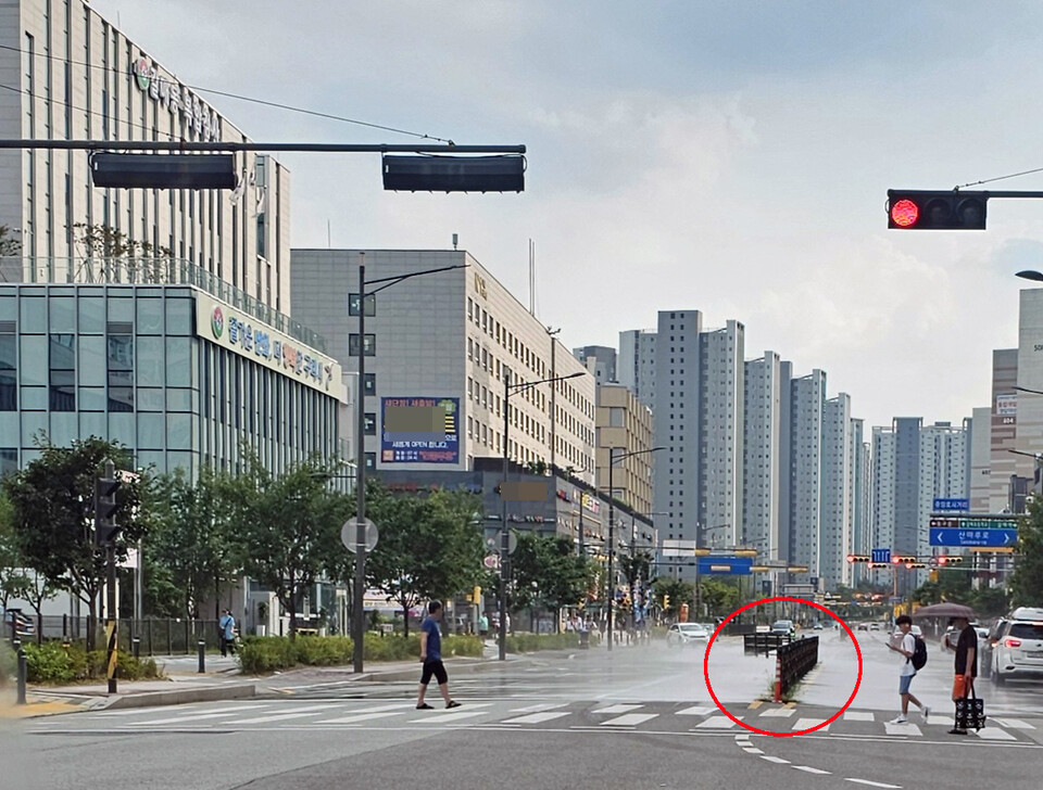 구리시 한낮 기온이 35도를 넘어선 12일 오후 2시께 갈매중앙로 약 1.4km 구간에 설치된 도로자동청소 시스템이 시원한 물줄기를 뿜어내며 뜨겁게 달궈진 도로위 폭염의 열기를 식혀주고 있다. (사진=이건구 기자)