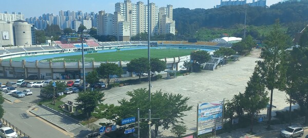 김포시가 민선8기 들어 계획한 '도시 숲' 조성이 예정된 사우종합운동을 비롯한 주변 전경. (사진=권용국 기자)