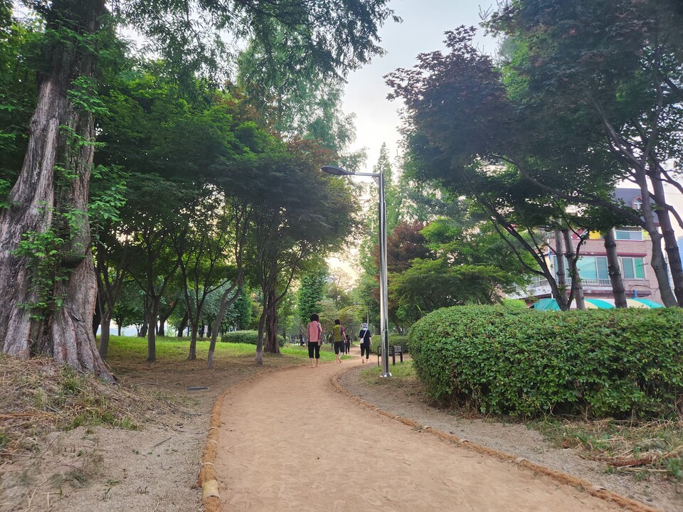 여주시가 총 13개소의 ‘흙향기 맨발길’을 연내 조성한다. 사진은 여주 오학동에 조성된 맨발길. (사진=김광섭 기자)