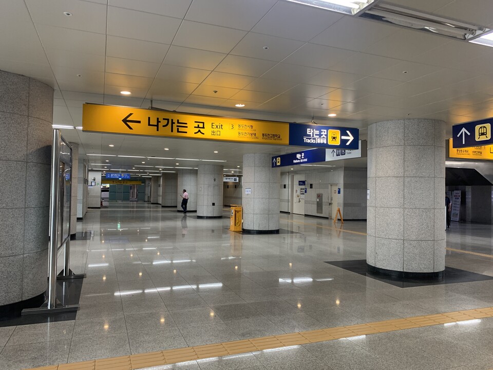13일 오전 11시40분께 동두천시 동두천 중앙역 1층이 텅 비어 있다. 플랫폼 아래 1층에는 의자 등 시민들이 앉아서 쉴 수 있는 공간이 전무 한 상황이다. (사진=오기춘 기자)