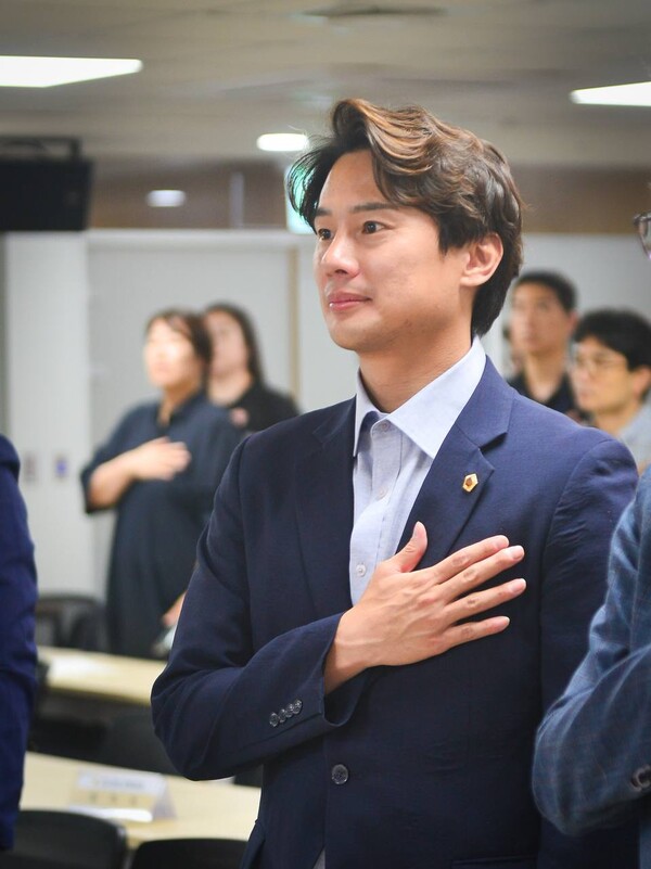 황대호 경기도의회 문화체육관광위원장이 14일 경기도의회에서 열린 ‘경기도 재정 운영의 중장기적 건전성 제고 방안 마련 토론회’에서 국민의례를 하고 있다. 황 위원장은 “경기도 재정의 역차별 구조를 개선하고 제도 개혁을 추진하겠다”고 밝혔다. (사진제공=경기도의회)