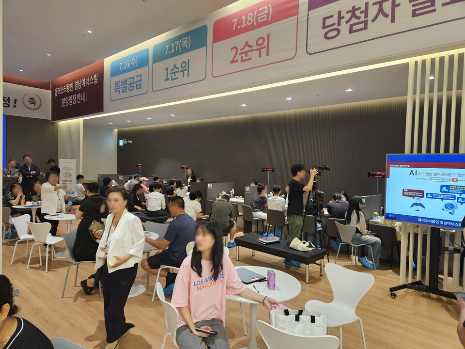 용인시 처인구에 들어서는 ‘클러스터용인 경남아너스빌’이 견본주택을 열자마자 주말 내내 수요자들로 붐볐다. (사진제공=경남아너스빌)