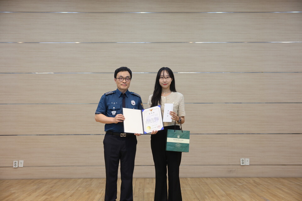 고령 고객의 수상한 출금 요청을 이상히 여겨 즉시 112에 신고한 은행원이 보이스피싱 범죄를 막아내 경찰로부터 감사장과 포상금을 받았다.  (사진제공=포천경찰서)