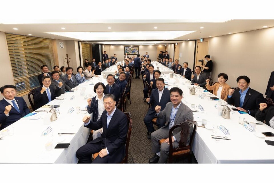 14일 오후 여의도에서 열린 ‘경기도 민주당 국회의원·원외위원장 정책간담회’에서 김동연 경기도지사가 인사말을 하며 “경기도는 이재명 국민주권정부의 핵심 국정 파트너로서 앞장서겠다”고 밝혔다. (사진제공=경기도)