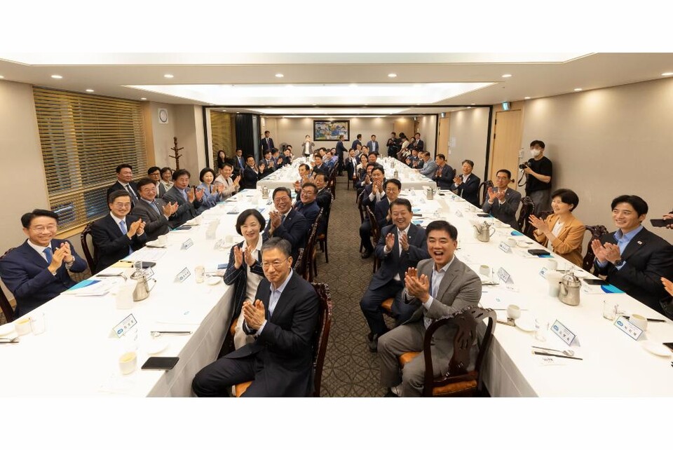 14일 오후 여의도에서 열린 ‘경기도 민주당 국회의원·원외위원장 정책간담회’에서 김동연 경기도지사가 인사말을 하며 “경기도는 이재명 국민주권정부의 핵심 국정 파트너로서 앞장서겠다”고 밝혔다. (사진제공=경기도)