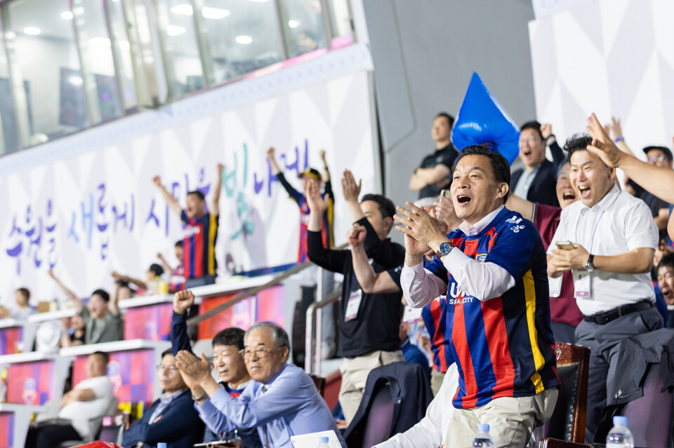이재준 수원시장과 수원시민이 수원FC 경기를 보며 환호하고 있다. (사진제공=수원시)