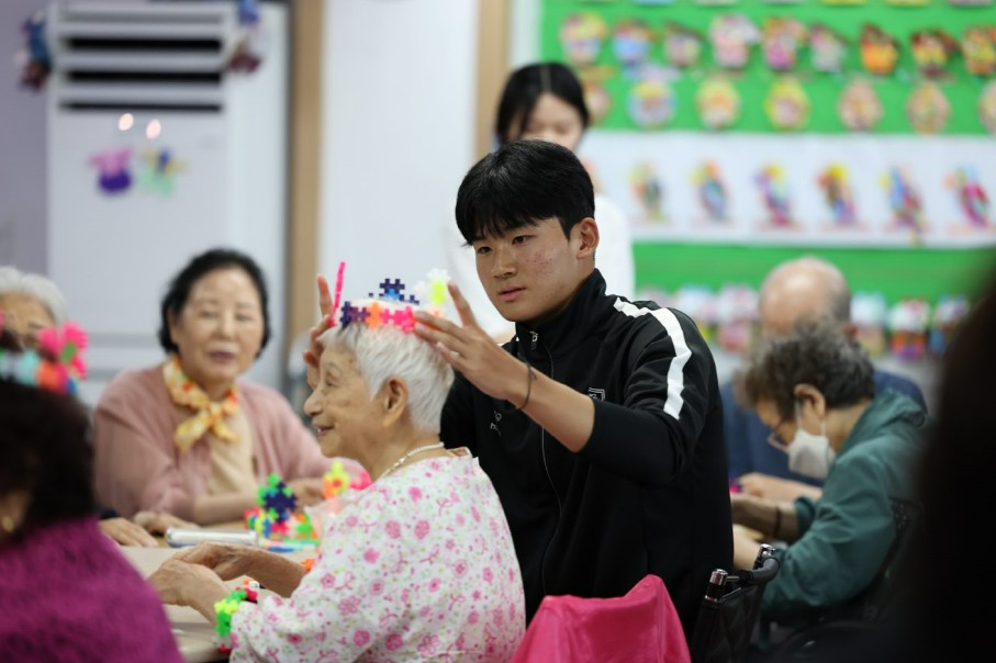 지난 6월 수원FC 선수들이 수원지역 노인주간보호센터를 찾아 사회공헌 활동을 하고 있다. (사진제공=j수원시)