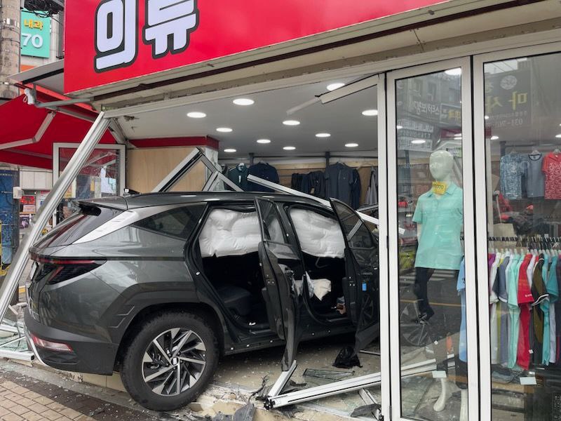 15일 오전 10시55분께 광주시 역동의 한 옷가게로 차량이 돌진하는 사고가 나 60대 운전자 A씨와 70대 행인이 가슴과 어깨 부상을 입었다. 크게 다치지는 않아 병원으로 이송되지는 않았다. (사진제공=경기도소방재난본부)