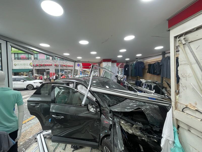 15일 오전 10시55분께 광주시 역동의 한 옷가게로 차량이 돌진하는 사고가 나 60대 운전자 A씨와 70대 행인이 가슴과 어깨 부상을 입었다. 크게 다치지는 않아 병원으로 이송되지는 않았다. (사진제공=경기도소방재난본부)