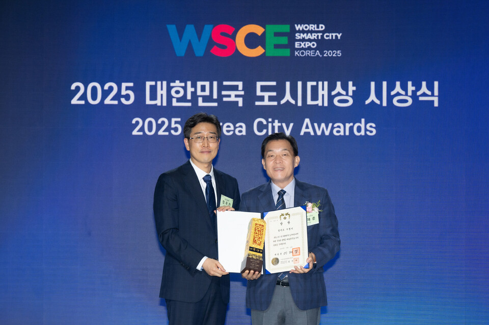 이재준 수원시장(오른쪽)이 15일 부산 벡스코에서 열린 ‘2025년 대한민국 도시대상’ 시상식에서 대통령상을 받고 있다. (사진제공=수원시)