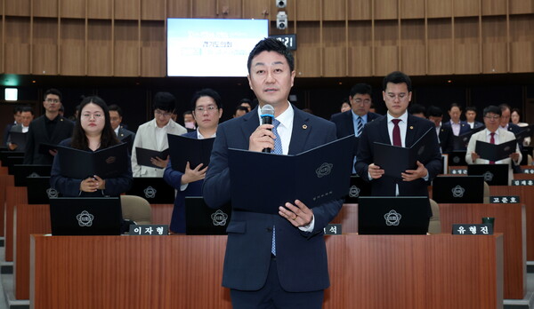 15일 경기도의회 본회의장에서 열린 제385회 임시회에서 도의원들이 청렴 서약을 하고 있다. 김진경 의장이 대표로 서약문을 낭독하고 있다. 이날 의회는 ‘경기도의회 청렴도 향상 조례안’ 제정과 행동강령 마련 등 제도 정비에 나섰다. (사진제공=경기도의회)