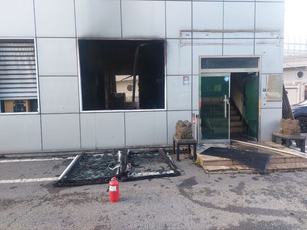  15일 오후 5시40분께 용인시 처인구의 한 발전기 제조업체에서 불이 났다. (사진제공=경기도소방재난본부)