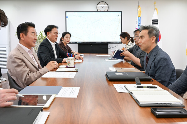김동근 시장이 7월 15일 시장실에서 국방부 공여지처리TF장과 반환공여구역 개선 방안을 논의하고 있다. (사진제공=의정부시)