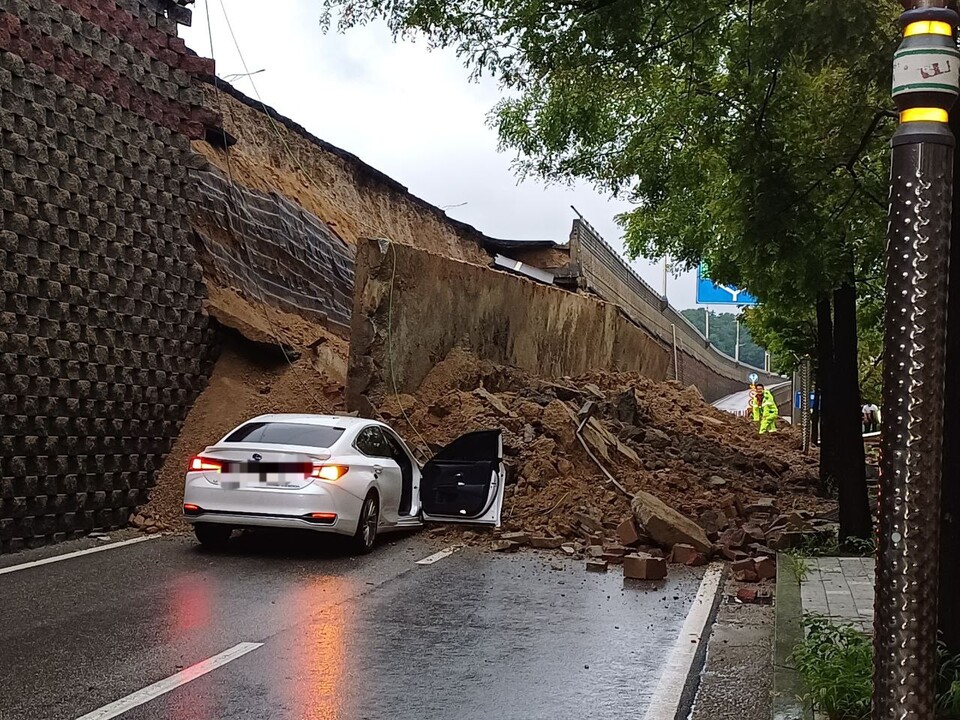 16일 오후 7시4분께 오산시 가장동 가장교차로 인근에서 약 10ｍ 높이의 옹벽이 도로 쪽으로 무너지며 차량 2대를 덮쳐 구조작업을 벌이고 있다. (사진제공=경기도소방재난본부)