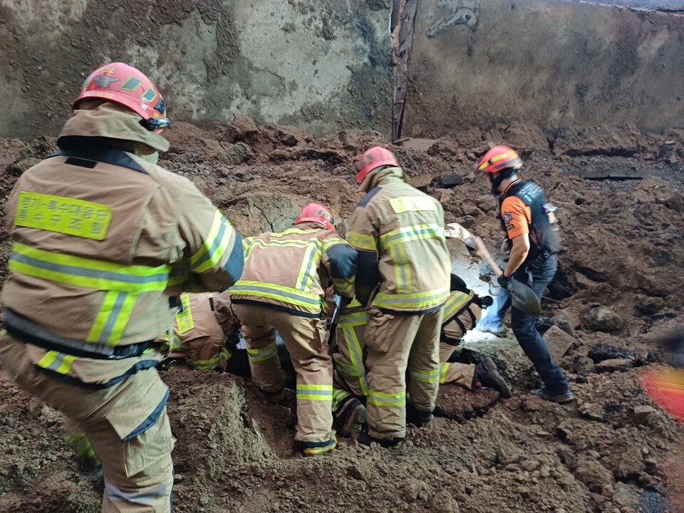16일 오후 7시4분께 오산시 가장동 가장교차로 인근에서 약 10ｍ 높이의 옹벽이 도로 쪽으로 무너지며 차량 2대를 덮쳐 구조작업을 벌이고 있다. (사진제공=경기도소방재난본부)