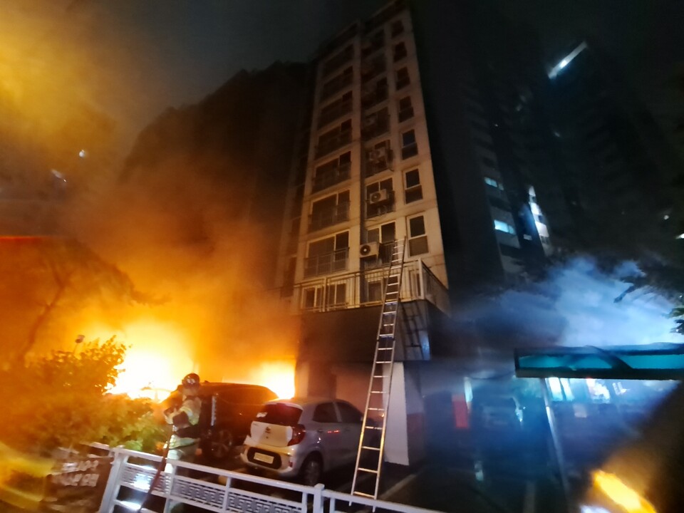 17일 오후 9시5분께 광명시 소하동의 한 아파트 1층 필로티 주차장에서 화재가 발생해 최소 54명의 인명피해가 났다. 이 중 3명은 심정지 상태로 병원에 이송됐고, 전신화상과 의식장애 환자도 포함됐다. (사진제공=경기도소방재난본부)
