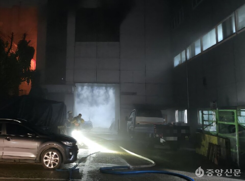 18일 오전 0시18분께 안양시 만안구의 한 4층 규모의 금형부품 제조 공장 3층 기숙사에서 불이 나 기숙사 일부를 태우고, 신고를 받고 출동한 소방당국에 의해 약 1시간54분 만인 오전 2시12분께 모두 진화됐다. (사진제공=경기도소방재난본부)