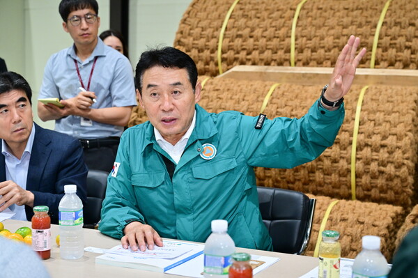 백영현 시장이 지난 17일 신북면에 위치한 장애인기업 ‘THE 파랑’을 방문하며 기업인과의 소통 행정을 이어갔다. (사진제공=포천시)