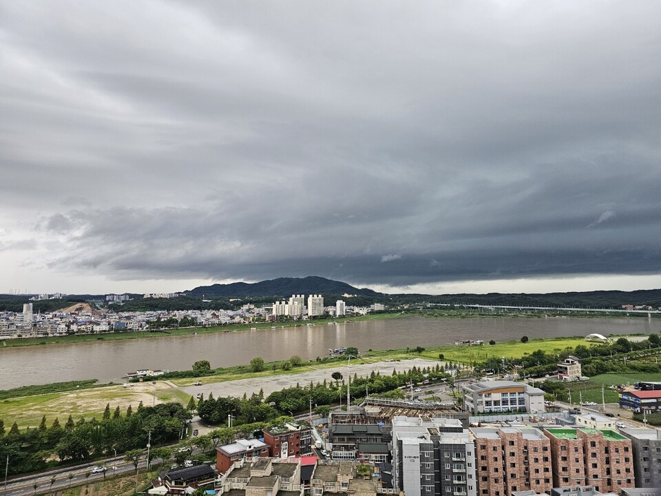 ​​​​​​​19일 토요일 수도권(경기·인천) 지역은 종일 흐리고 돌풍과 천둥·번개를 동반한 비가 내리겠다. (사진=중앙신문 DB)