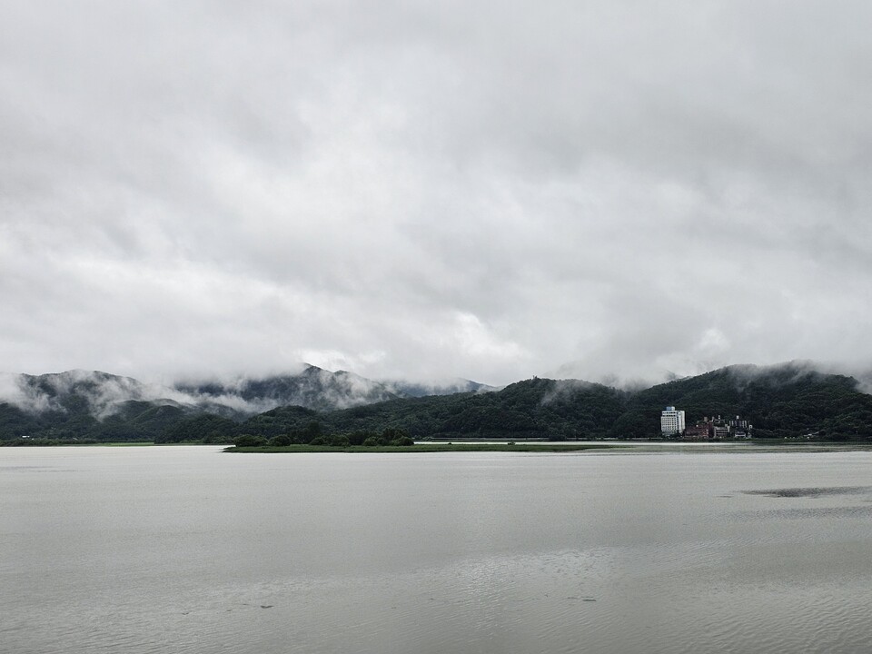 19일 오전 9시50분께 광주시 팔당호 일대에 내리는 장맛비가 소강상태를 보인 가운데, 산허리를 휘감은 운무가 호수 위를 감싸며 고요한 풍경을 자아내고 있다. (사진=허찬회 기자)