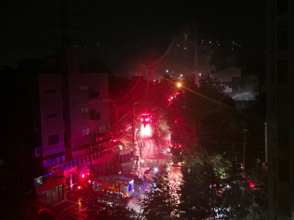 19일 오후 양평군 백안리의 한 변압기에서 불이 나 신고를 받고 출동한 소방당국에 의해 약 50분 만에 진화됐다. (사진=이준화 페이스북)