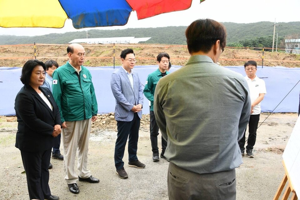 박형덕 동두천시장이 19일 국가산단 인근에 내린 집중호우로 단독 침수 피해를 입은 시민 가정을 직접 찾아 피해 상황을 점검하고 위로했다. (사진=박형덕 동두천시장 페이스북)