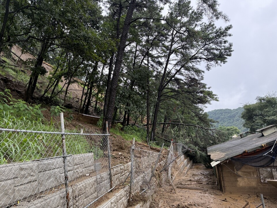 포천시 창수면의 덕암농장이 20일 새벽 집중호우로 인해 미8군 사격장 공사장 흙더미에 덮이며 심각한 피해를 입었다. (사진제공=포천시)