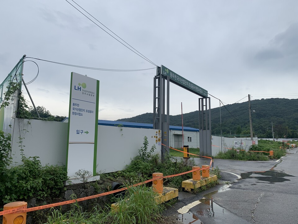 동두천 국가산업단지에 지상 전신주 설치가 추진되면서 전선 지중화를 요구하는 지역사회의 반발이 거세지고 있다. 주민들은 “미래를 지향해야 할 국가사업이 시대착오적 방식으로 추진되고 있다”며 정부의 직접 개입을 촉구하고 있다. (사진=오기춘 기자)