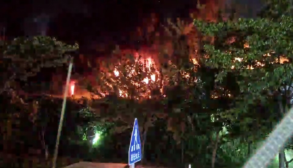 21일 새벽 4시10분께 김포시 양촌읍의 한 공장에서 불이 나 공장 건물 등을 태우고, 신고를 받고 출동한 소방당국에 의해 약 4시간24분 만인 오전 8시37분께 모두 진화됐다. (사진제공=경기도북부소방재난본부)