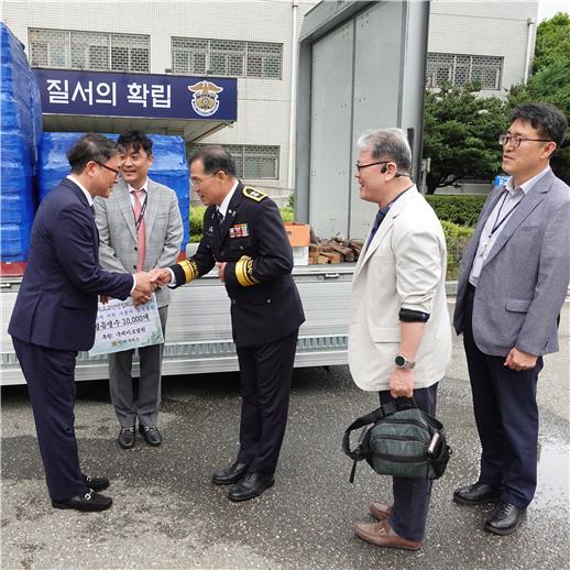 국제바로병원이 폭염에 취약한 인천구치소 수용자들의 건강 보호를 위해 얼음생수 3만병을 기부하며 온열질환 예방에 동참했다. (사진제공=국제바로병원)