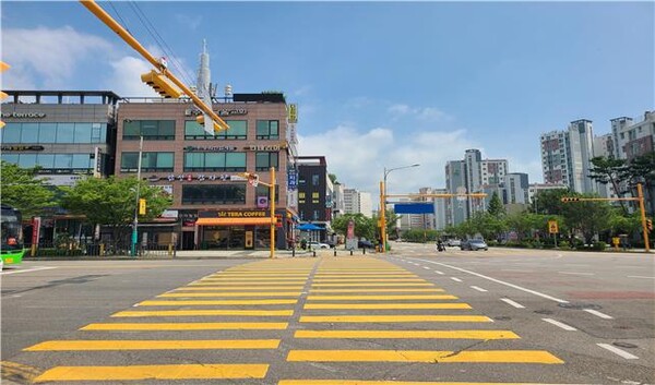 인천시가 어린이보호구역 내 보행자 안전을 높이기 위해 올해 12월까지 총 26억 원을 투입, 62개소에 경보등(일명 ‘노란 신호등’)과 바닥형 보행신호등, 적색잔여시간표시기 설치를 대폭 확대한다. (사진제공=인천시)