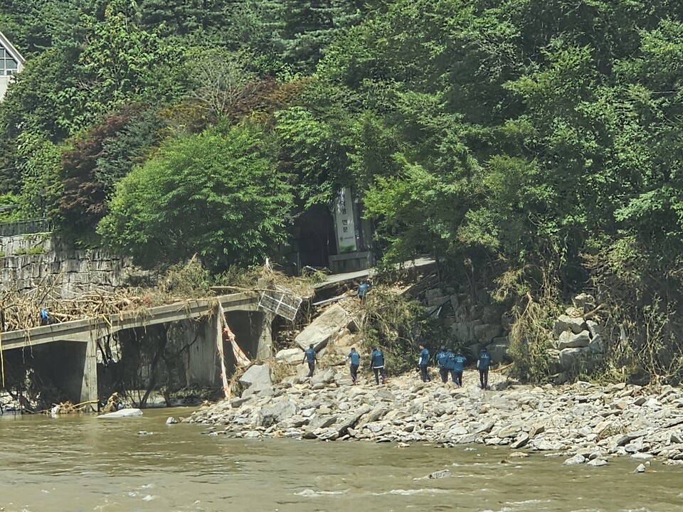 21일 오후 2시7분께 가평군 상면 덕현리 녹수계곡 일대에서 경찰 수색대원들이 전날 새벽 쏟아진 폭우로 실종된 주민을 찾기 위해 하천 주변을 집중 수색하고 있다. (사진=김광섭 기자)