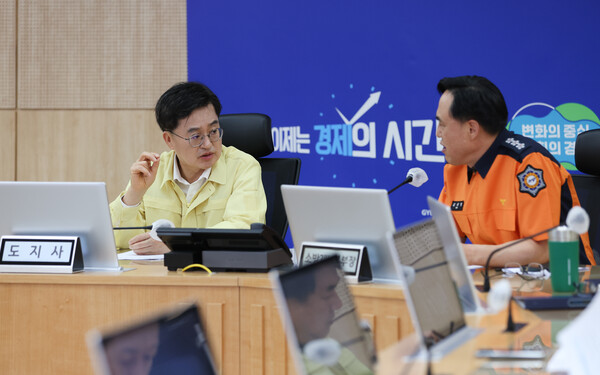 경기도는 옹벽 붕괴 사고를 계기로 도 전역의 위험 구조물 점검에 총력을 기울이고 있다. 경기도는 옹벽 붕괴 사고를 계기로 도 전역의 위험 구조물 점검에 총력을 기울이고 있다.