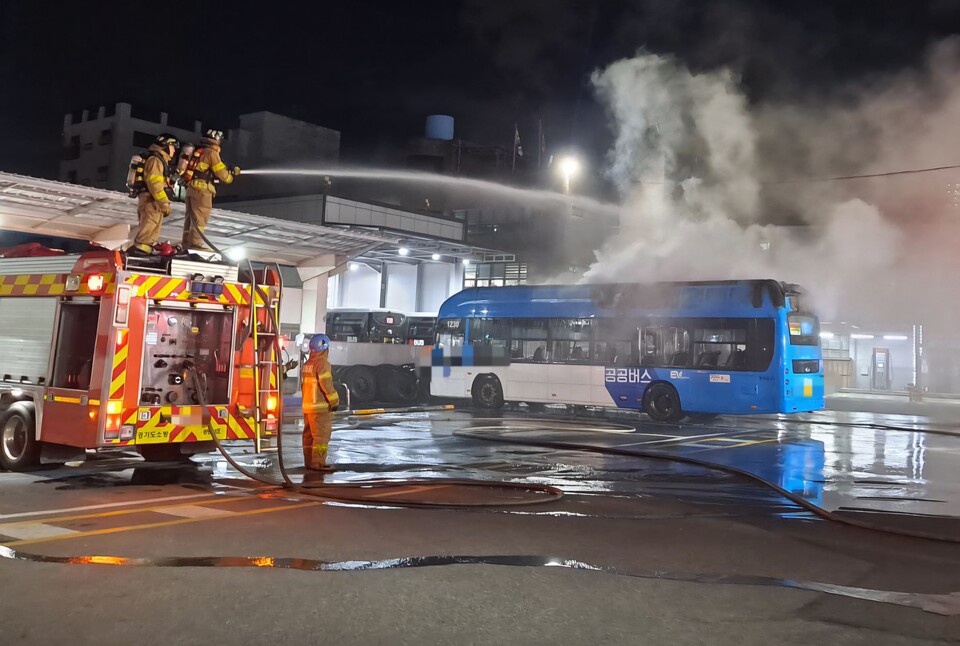 21일 오후 8시34분께 광명시 광명동의 한 운수회사 차고지 내 전기버스에서 불이 나 신고를 받고 출동한 소방당국에 의해 약 36분 만인 오후 9시10분께 초진에 성공했다. (사진제공=경기도소방재난본부)