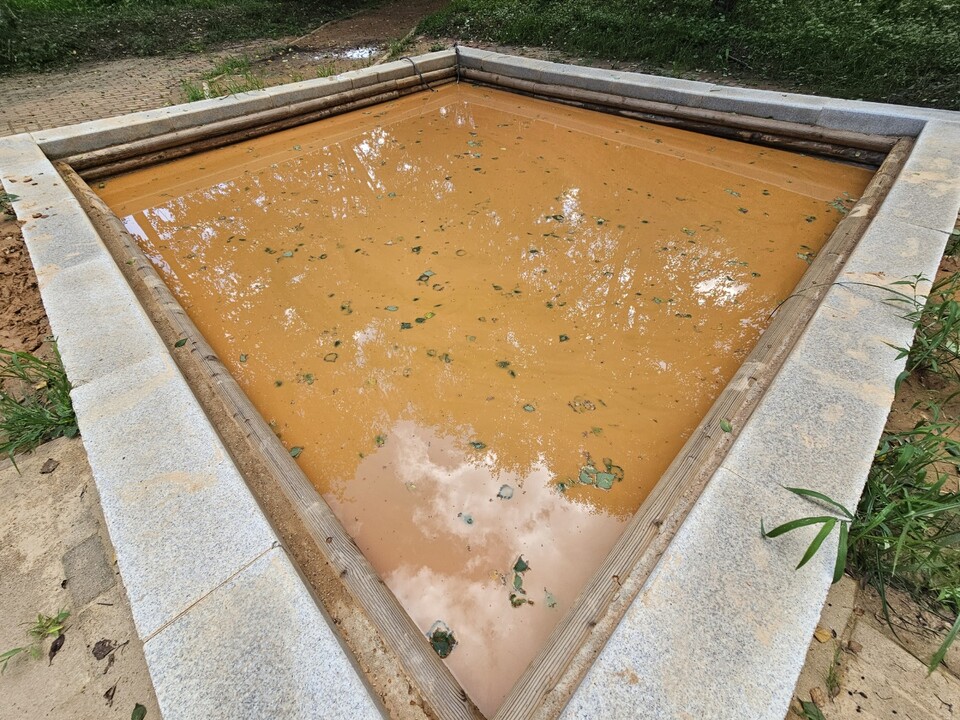 절기상 대서(大暑) 전날인 21일 오후 5시10분께 가평군 자라섬에 마련된 황톳길 족욕탕이 구름 낀 하늘을 오롯이 비추고 있다. (사진=김광섭 기자)