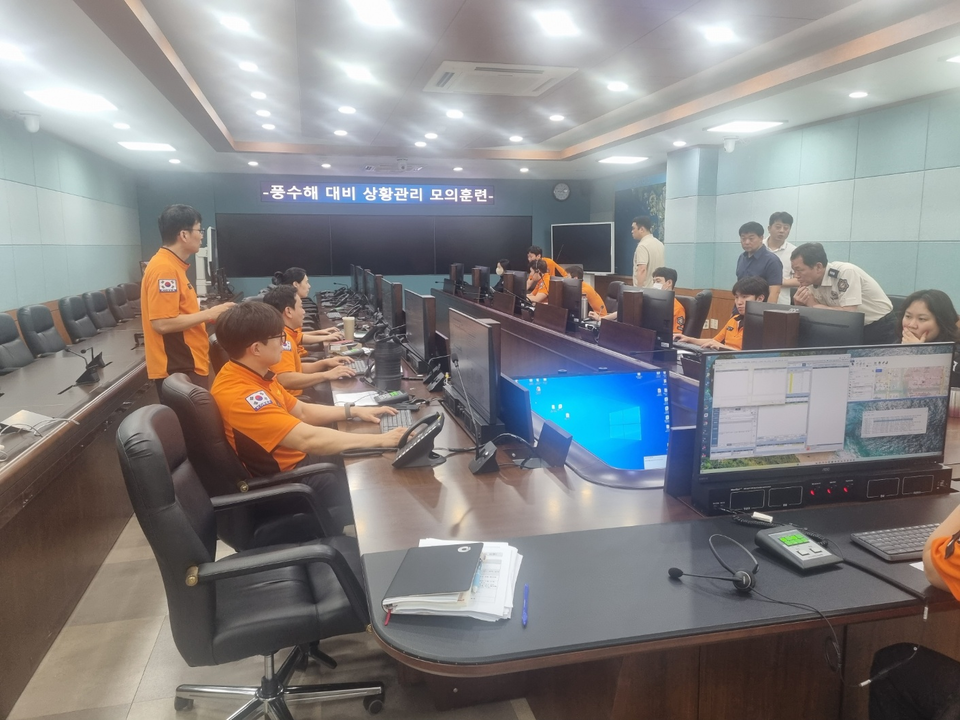인천소방본부가 22일 기상이변에 따른 풍수해 상황에 대비해 119신고 폭주를 가정한 실전형 모의훈련을 실시하고 있다. (사진제공=인천소방본부)