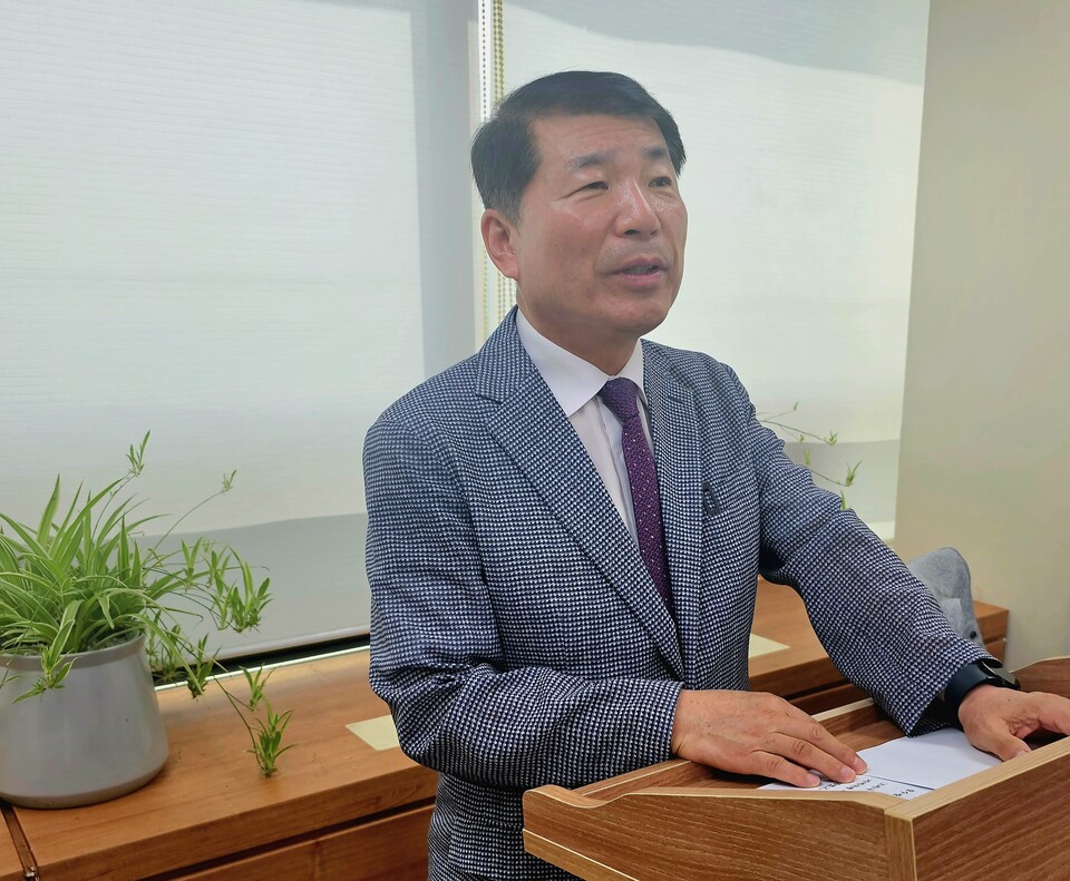 백경현 구리시장이 22일 오전 11시께 시청 기자실에서 긴급 기자회견을 열고 폭우로 인한 비상상황에서 지역단체 하계야유회에 참석했던 논란에 대해 공개 사과 성명문을 발표하고 있다. (사진=이건구 기자)