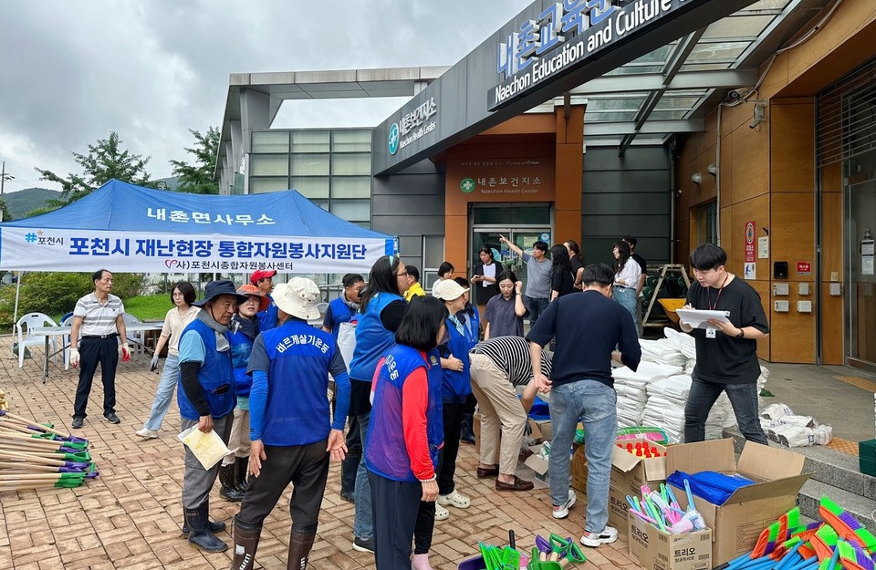 포천시 8개 단체 자원봉사자 160여 명이 집중호우로 큰 피해를 입은 내촌면 일대에서 수해복구 작업에 나서며 이재민 지원에 힘을 보탰다. (사진제공=포천시)