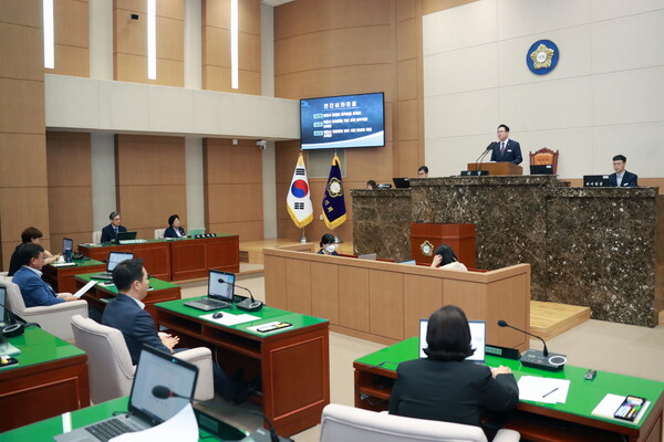 이천시의회가 제255회 임시회를 통해 2025년도 제2회 추가경정예산안 372억여원을 증액 확정하며, 지역경제 활성화와 시민 불편 해소에 속도를 낸다. (사진제공=이천시의회)