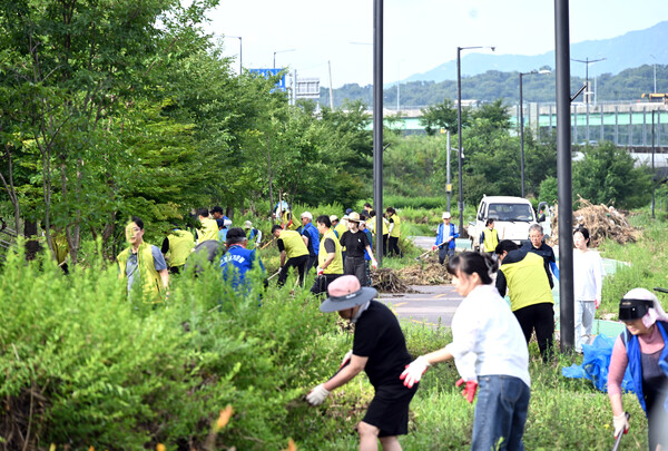  의정부시의회는 23일 최근 집중호우로 침수 피해를 입은 중랑천 인근 구간에서 수해복구 작업을 실시했다. (사진제공= 의정부시의회)