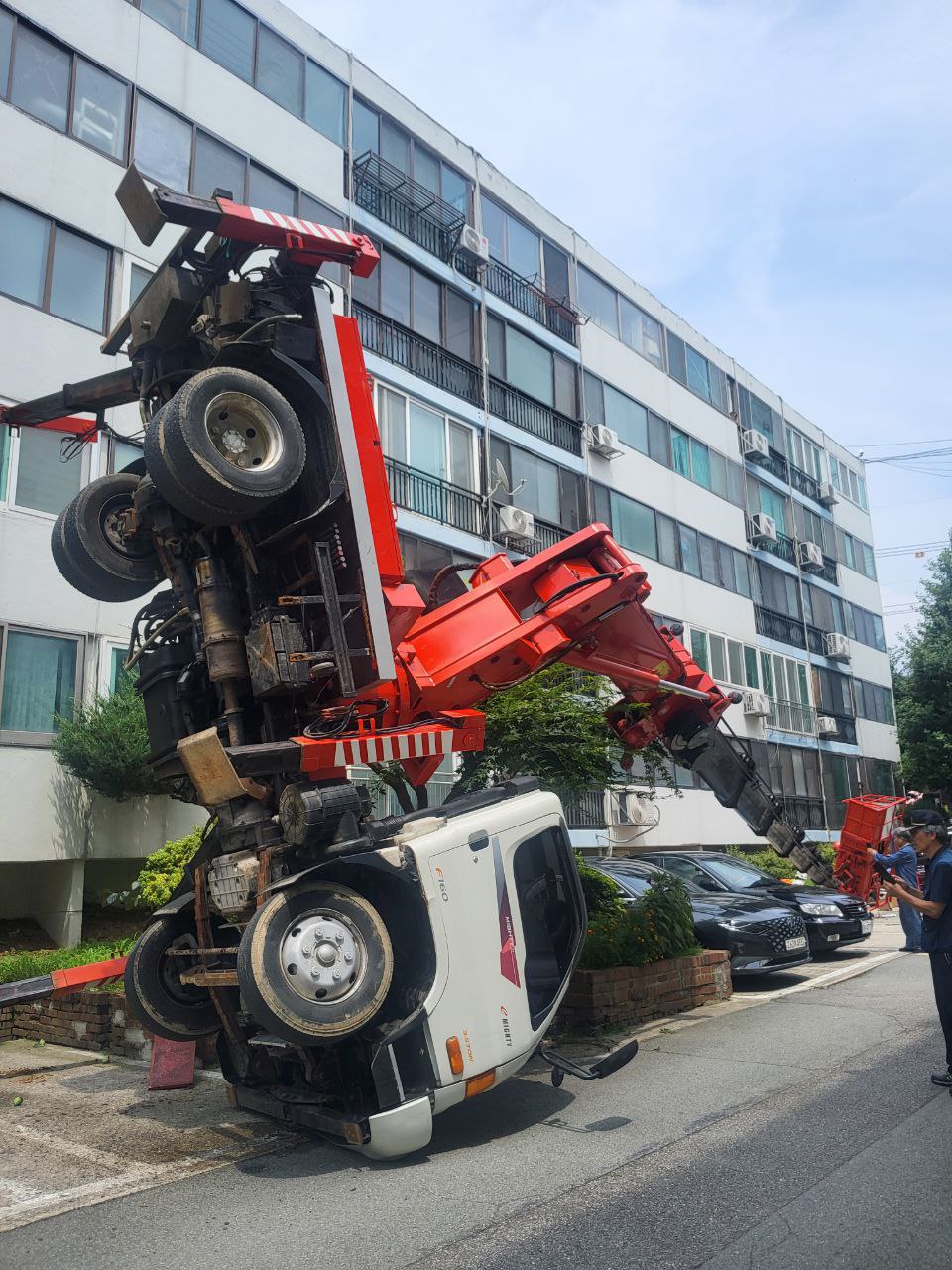 평택의 한 아파트에서 고소작업차량이 전도되며 작업 중이던 근로자가 다치는 사고가 발생했다. (사진제공=경기도소방재난본부)