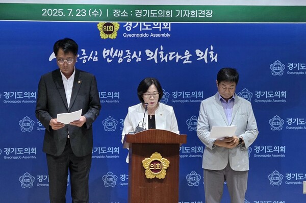 서현옥 경기도의원(더불어민주당, 평택3)이 23일 경기도의회 브리핑룸에서 기자회견을 열고 「미군이전평택지원법」의 연장을 촉구하고 있다. 이날 회견에는 평택지역 김상곤·김재균 의원도 동참해 공동 입장을 밝혔다. (사진=순정우 기자)