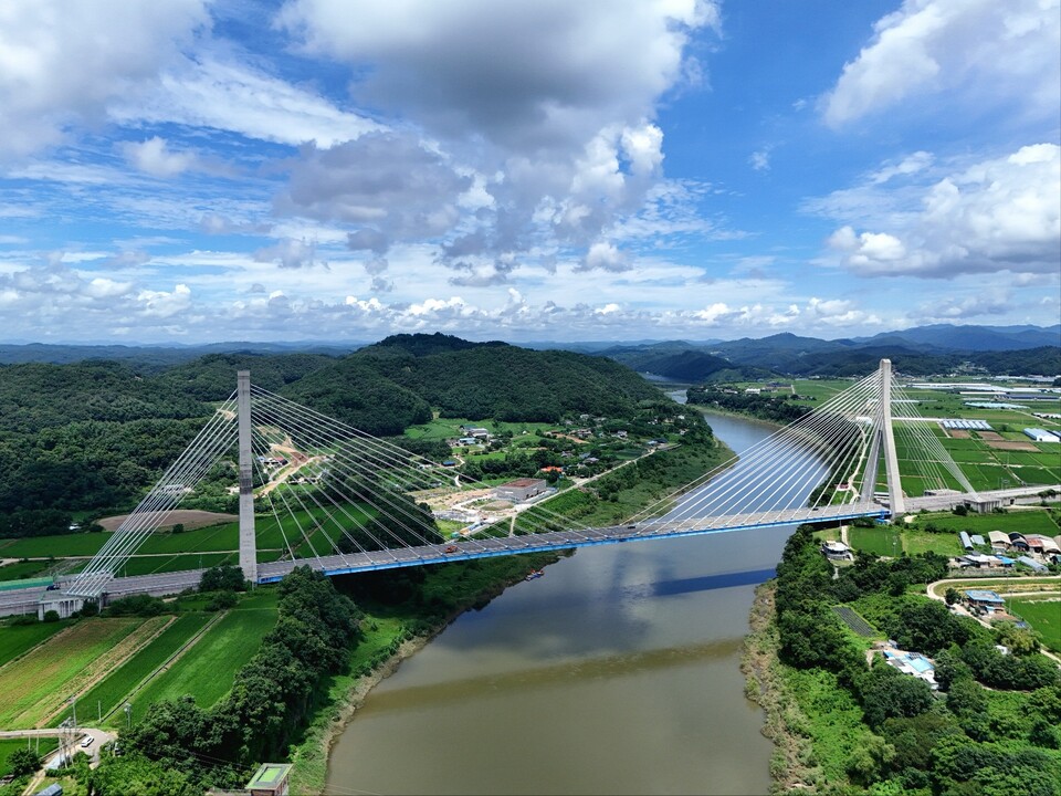 23일 낮 12시44분께 찾은 연천군 미산면 동이리와 군남면 삼거리 일원을 연결하는 동이대교가 그 위용을 드러내고 있다. (사진=오기춘 기자)