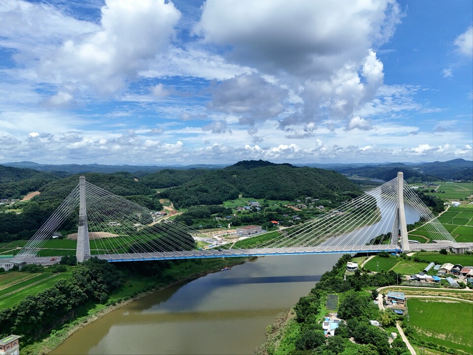 23일 낮 12시44분께 찾은 연천군 미산면 동이리와 군남면 삼거리 일원을 연결하는 동이대교가 그 위용을 드러내고 있다. (사진=오기춘 기자)