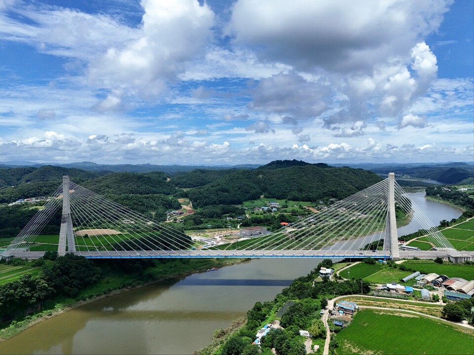 23일 낮 12시44분께 찾은 연천군 미산면 동이리와 군남면 삼거리 일원을 연결하는 동이대교가 그 위용을 드러내고 있다. (사진=오기춘 기자)
