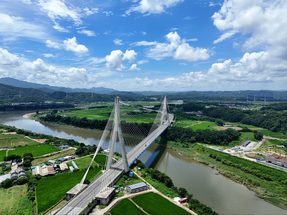 23일 낮 12시44분께 찾은 연천군 미산면 동이리와 군남면 삼거리 일원을 연결하는 동이대교가 그 위용을 드러내고 있다. (사진=오기춘 기자)