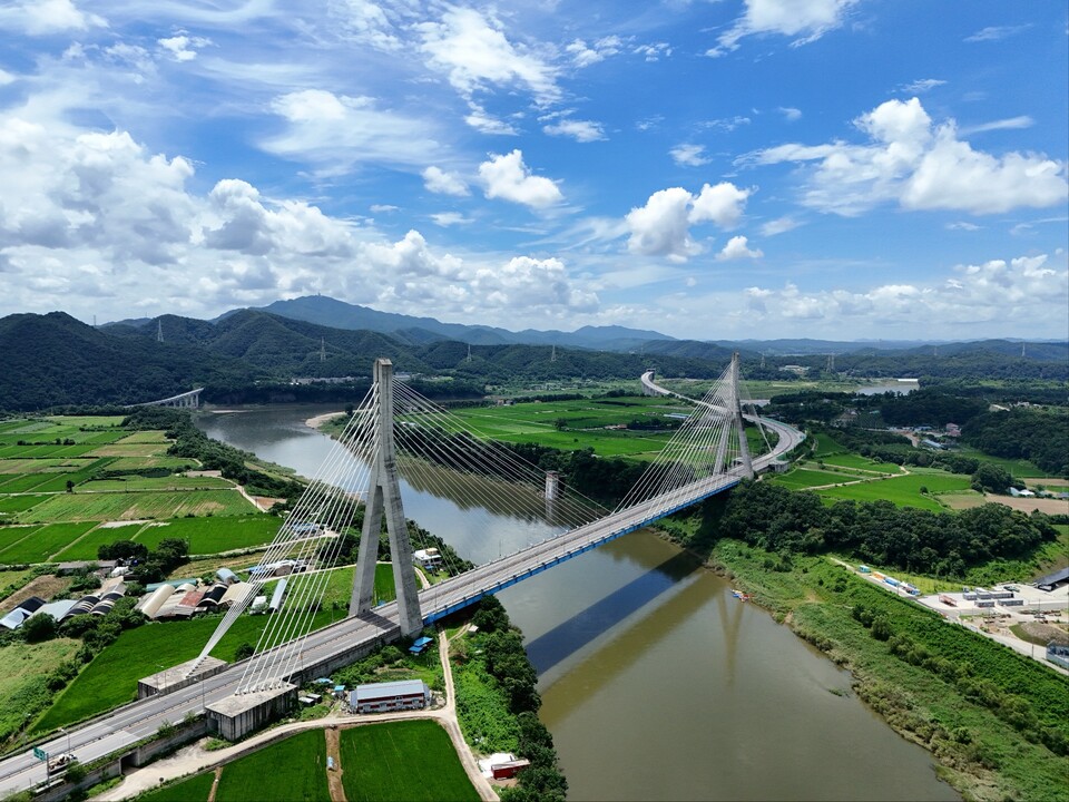 23일 낮 12시44분께 찾은 연천군 미산면 동이리와 군남면 삼거리 일원을 연결하는 동이대교가 그 위용을 드러내고 있다. (사진=오기춘 기자)