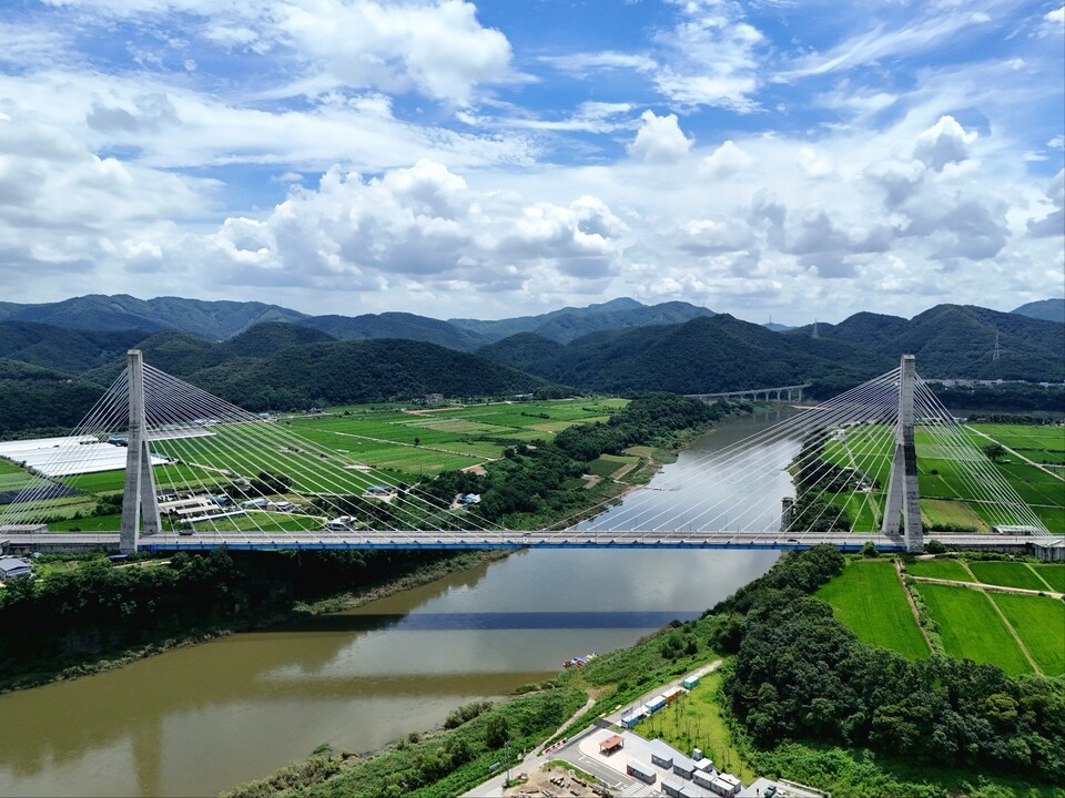 23일 낮 12시44분께 찾은 연천군 미산면 동이리와 군남면 삼거리 일원을 연결하는 동이대교가 그 위용을 드러내고 있다. (사진=오기춘 기자)